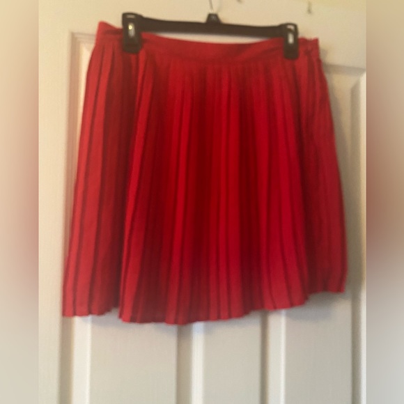 FOREVER 21 - PLEATED RED MINI SKIRT - Picture 1 of 4